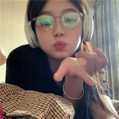 追梦的黎族女娃娃